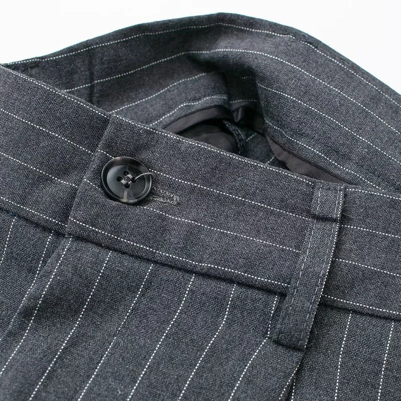 Komfortable formelle damebukser, høy midje og vide ben. Allround eleganse for hverdags og jobb.