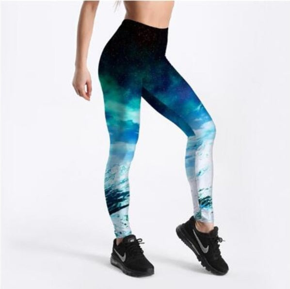 Kvinne i 3D-trykte galakse leggings med høy midje. Fremhever det unike, fargerike designet for dame.