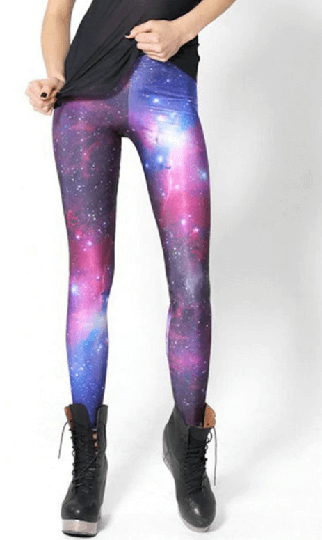 Dame galakse leggings som et moderne moteplagg. 3D-trykk gir en unik og fargerik stil til enhver anledning.