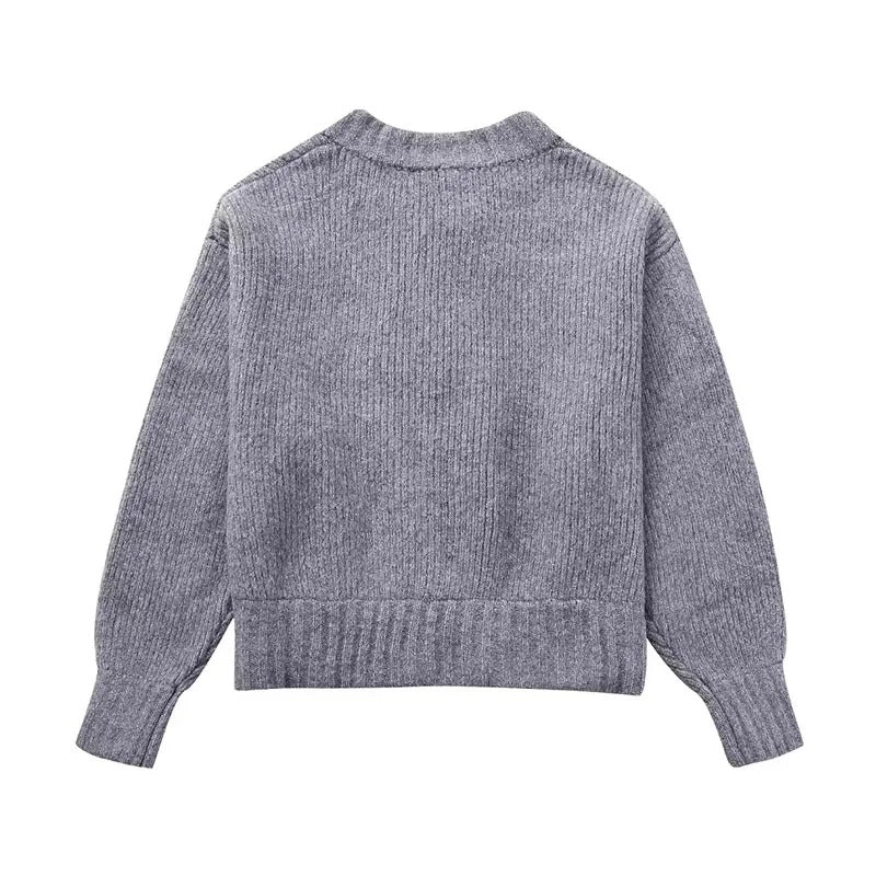 Kvinne iført elegant glidelåsgenser i strikk, vist fra front, komfortabel og trendy damegenser.