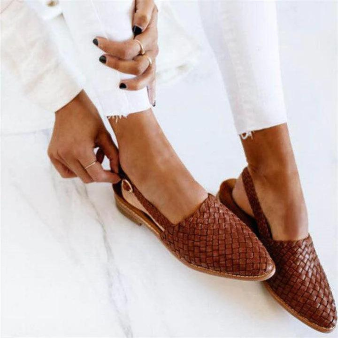 Allsidige dame slip-on sandaler; flate, komfortable og håndlagde for fritid og hverdag. Perfekt for sommer.