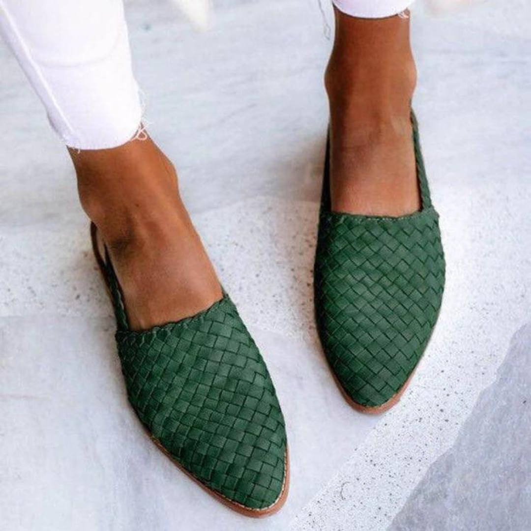Håndlagde slip-on sandaler for kvinner, pustende og komfortable flate sommersko med elegant design.