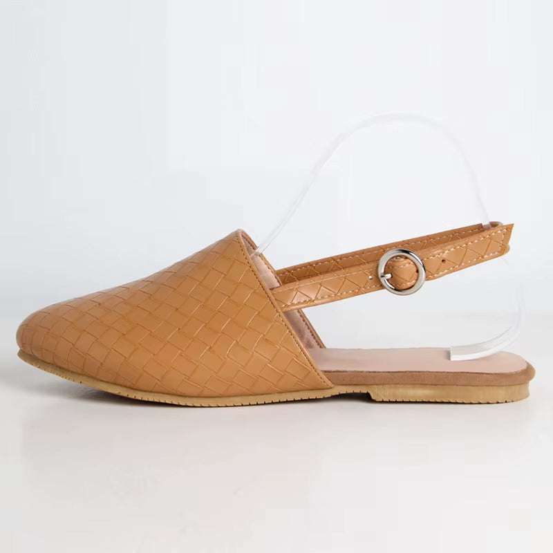 Nærbilde av håndlagde dame slip-on sandaler. Viser komfortabel såle og pustende design for sommer.