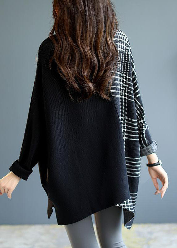 Trendy dame høstgenser med asymmetrisk snitt og elegant rutete mønster. En komfortabel og motebevisst genser.