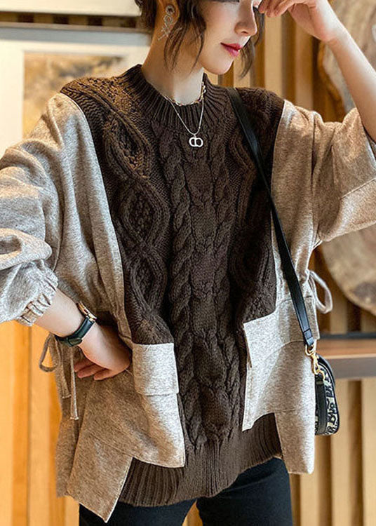 Myk damegenser med løs passform og unike patchwork lommer. Komfortabel strikkegenser for avslappet stil.