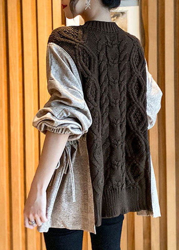 Trendy kvinnegenser i strikk med iøynefallende patchwork lommer. Ideell som høst- eller vintergenser.