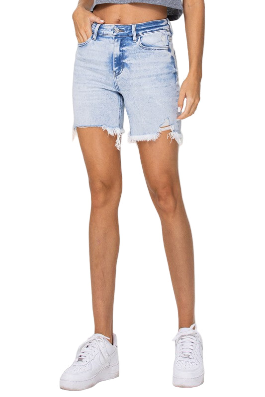 Dame høy midje midi shorts i lys denim. Komfortabel og stilfull sommershorts for fritid og hverdag.