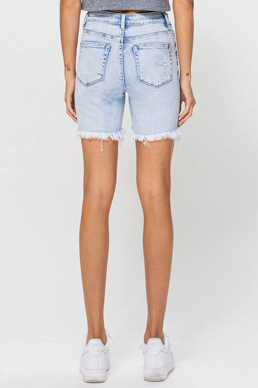 Komfortable dame shorts med høy midje i lys denim. Midi lengde perfekt for en avslappet og stilfull sommer.