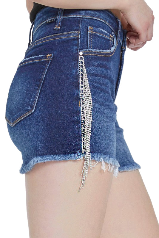 Dame høyt liv shorts med glamorøse rhinestones og trendy frynser, perfekt for sommerfest.