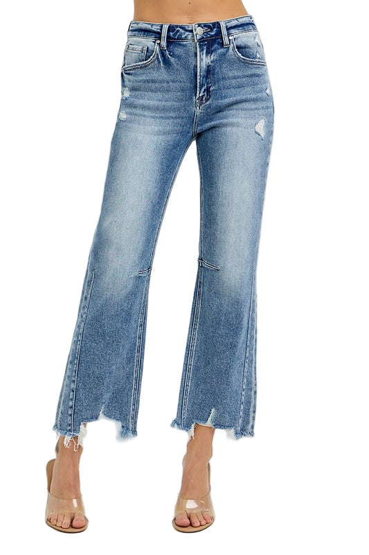 Dame høyt liv straight jeans med trendy distressed kant. Komfortabel moderne stil for hverdagsbruk.