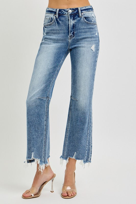 Trendy damejeans med høyt liv og rett passform. Moderne distressed kant for en avslappet, allsidig stil.