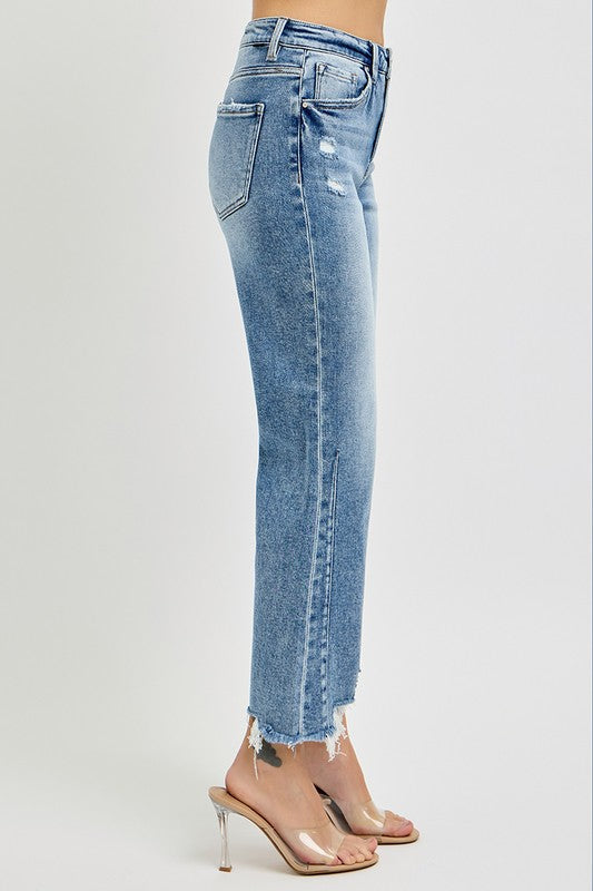 Allround damejeans med høyt liv og straight leg. Trendy distressed kant gir en moderne og komfortabel hverdagsstil.