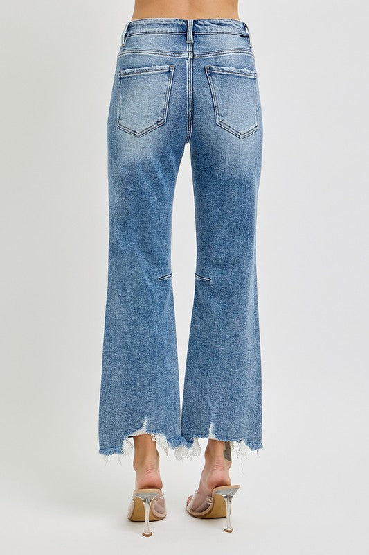 Moteriktige dame straight jeans med høyt liv. Trendy distressed kant fremhever en moderne, komfortabel og allsidig stil.