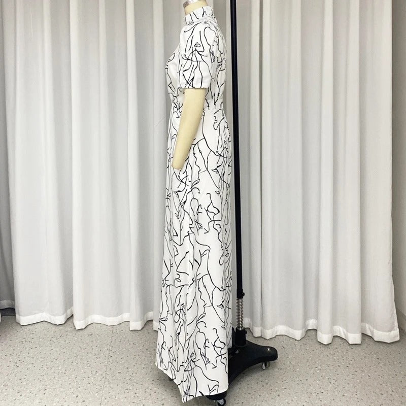 Komfortabel dame jumpsuit med halterneck og flytende vidde ben, prydet med et trendy abstrakt kunstprint.