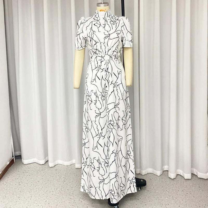 Stilig dame jumpsuit med halterneck, vide ben og fargerikt kunstprint, ideell for sommerdager og kveldsbruk.