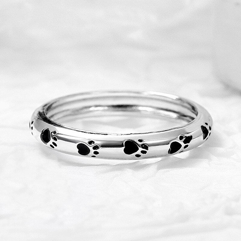 Klassisk hundepote ring for kvinner, symboliserer kjærlighet til kjæledyr. Ideell dyreelsker gave.