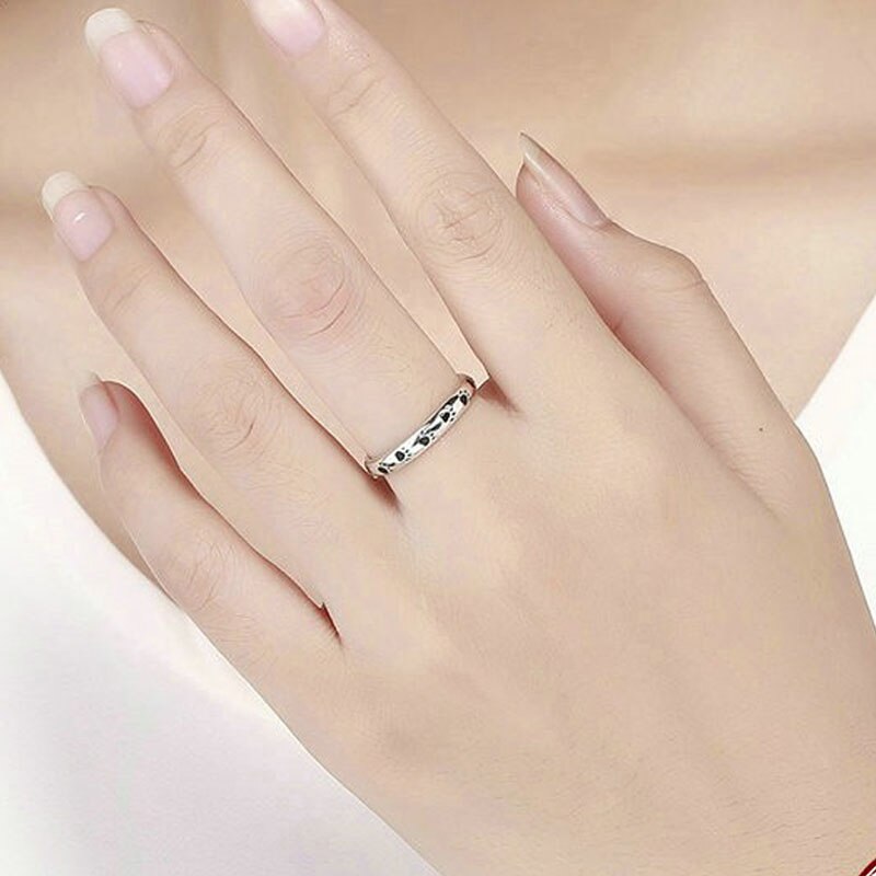 Elegant dame smykke: Poteavtrykk ring med skinnende zirkon, hypoallergen sinklegering for komfort.