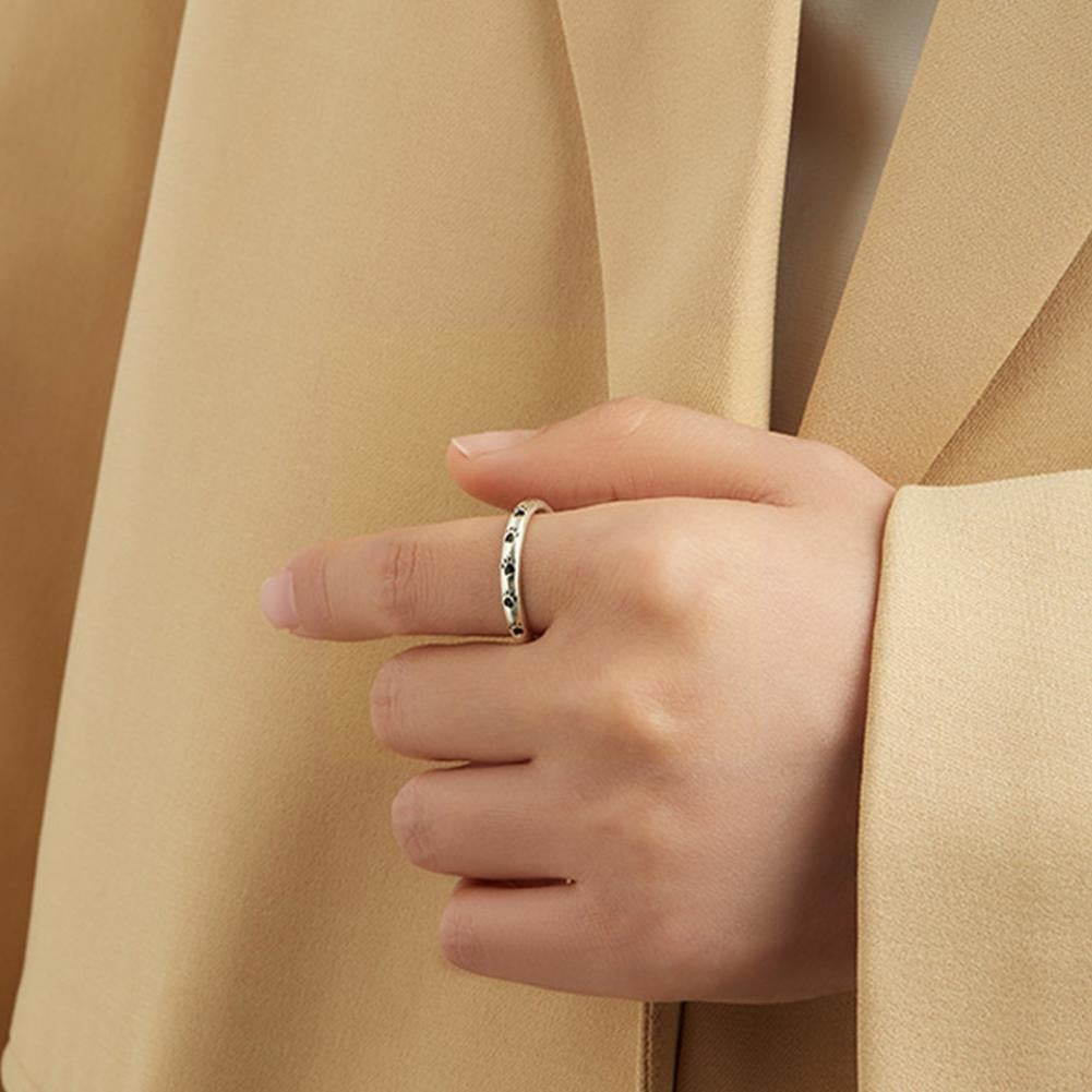 Stilig poteavtrykk ring til dame, et klassisk og meningsfullt smykke for alle som elsker dyr.