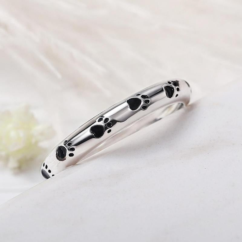 Vakker hundepote ring i metall med zirkon. Uttrykk din kjærlighet for hunder med dette smykket.
