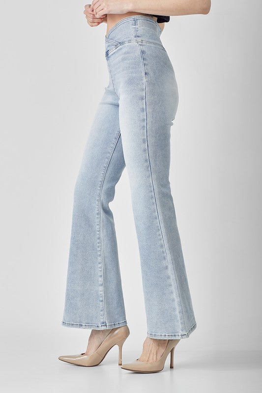 Komfortable damejeans med høy midje og trendy utsvingte ben. Gir en flatterende silhuett.
