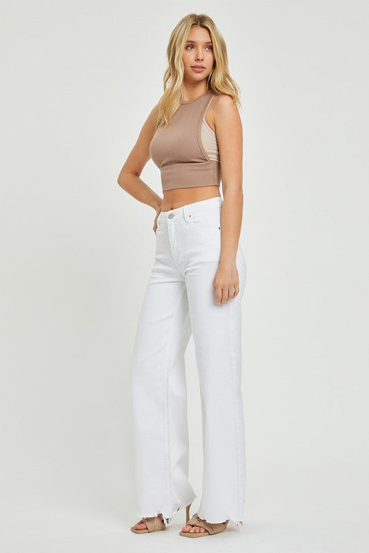 Trendy hvite høyt liv wide leg jeans for damer, gir et avslappet og chic uttrykk for den moderne kvinne.