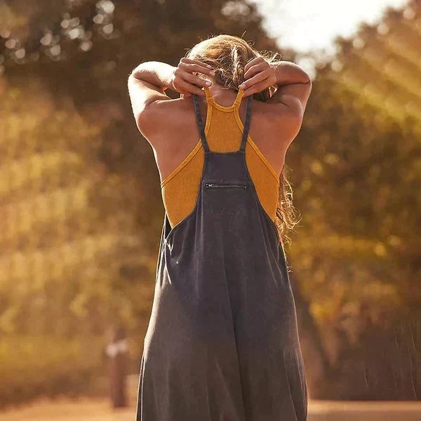Casual sommer jumpsuit for damer, løs passform og sidelommer, perfekt for fritid i oransje.