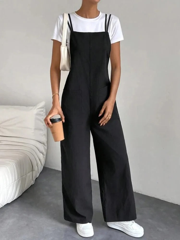 Detaljer av dame jumpsuit med seler og vidt ben. Understreker kvalitet og komfortabelt design for kvinner.
