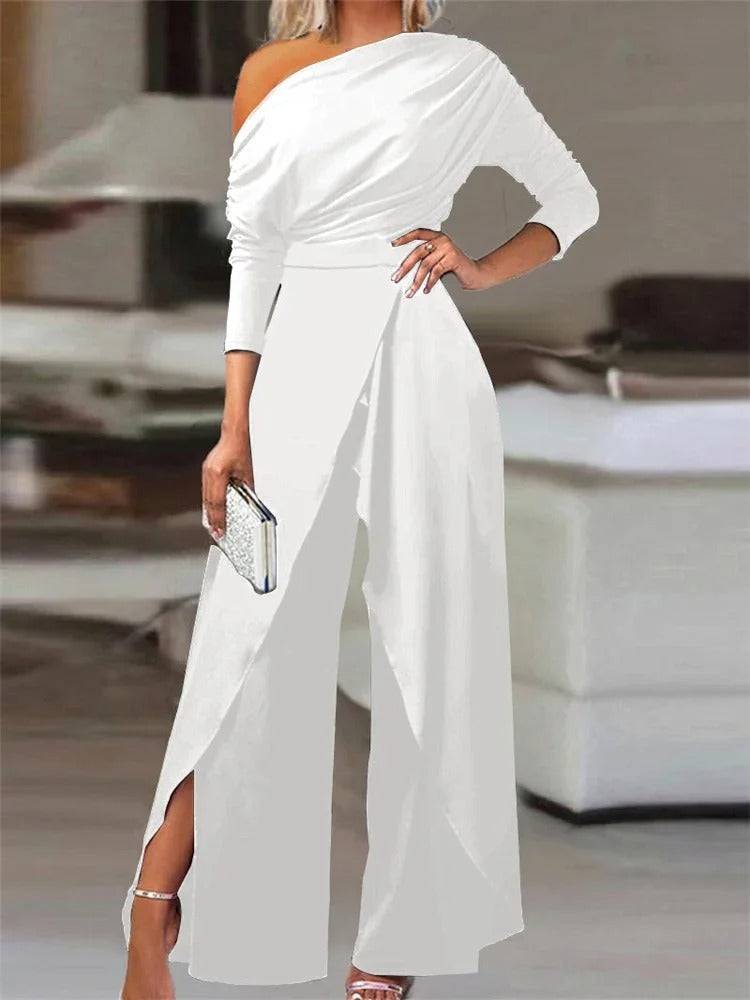 Mote jumpsuit for kvinner med vide ben, splitt og kald skulder. Komfortabel og stilig for sommerfest.