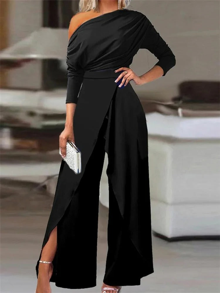Trendy jumpsuit for kvinner. Vide ben, elegant splitt og kald skulder. Ideell for sommer og vår.