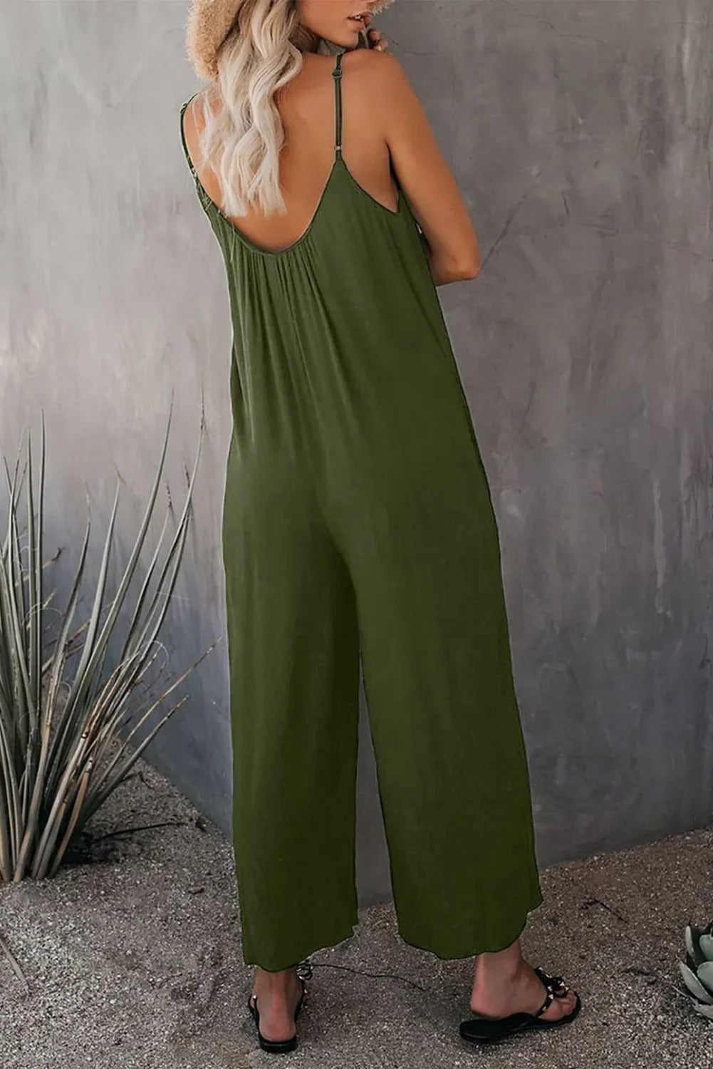 Lett og luftig dame jumpsuit, V-hals, løs passform, ideell for sommeren.