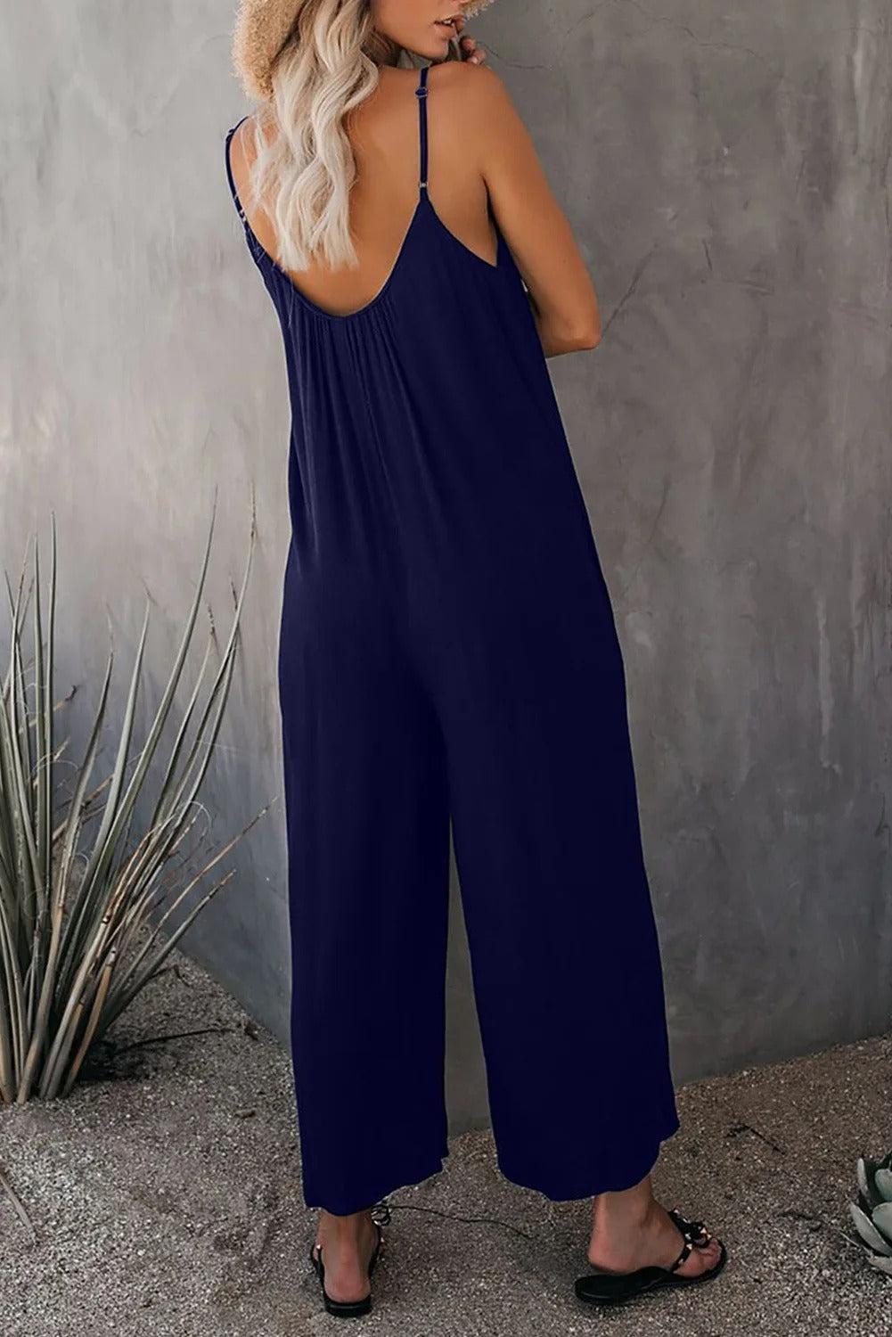 Dame jumpsuit med dyp V-hals, løs passform, for en avslappet og chic look.