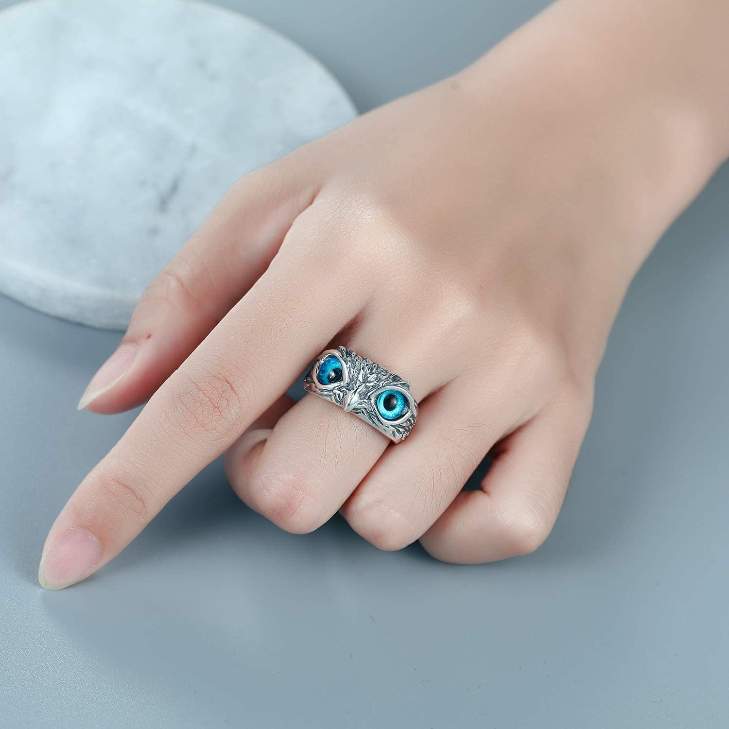 Elegant justerbar ring for kvinner, sølvfarget ugle design i slitesterk legering. Et unikt dyresmykke.