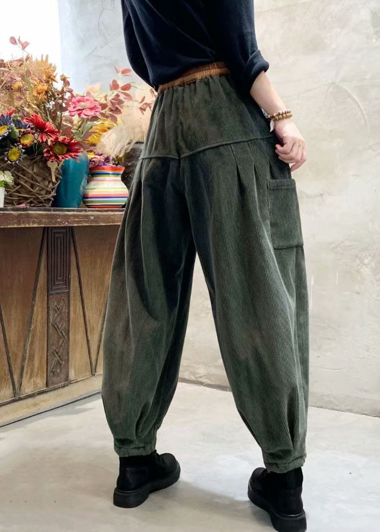 Trendy dame kordfløyel cargo bukser i patchwork-stil. Mørkegrønn og lys brun, med praktiske lommer.