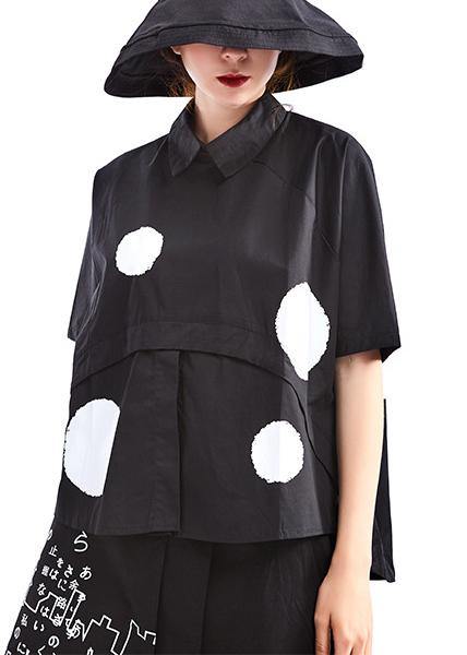 Dame kortermet skjorte med prikkemønster for en elegant og trendy look.