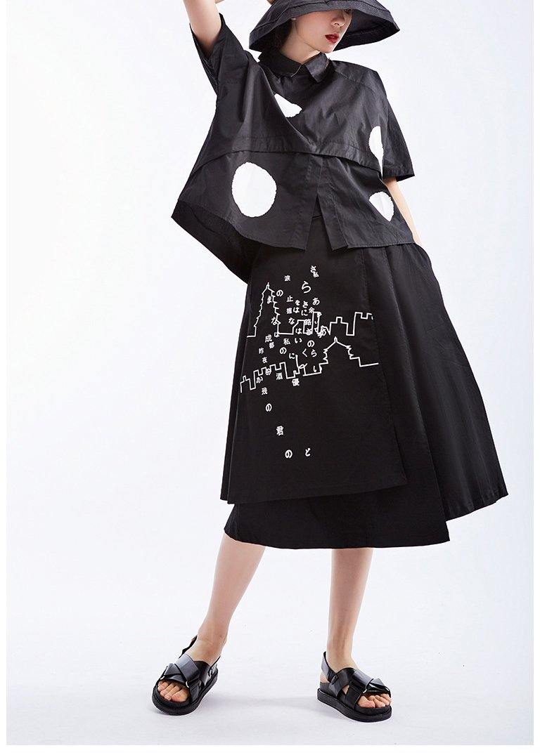 Elegant prikket kortermet dameskjorte, en trendy bluse med geometrisk mønster for hverdag.