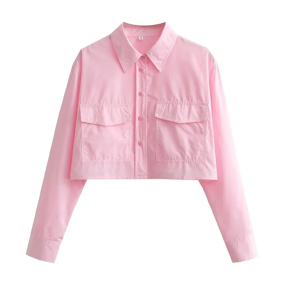 Khaki løs cropped skjorte for dame, langermet og trendy til hverdag og fritid.