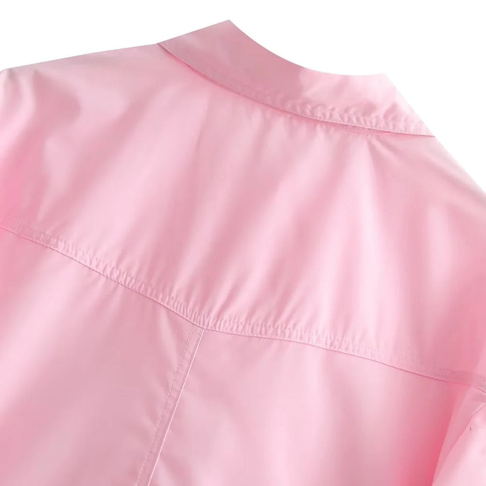 Trendy cropped dame skjorte med lange ermer og løs passform. En moderne hverdagsskjorte.
