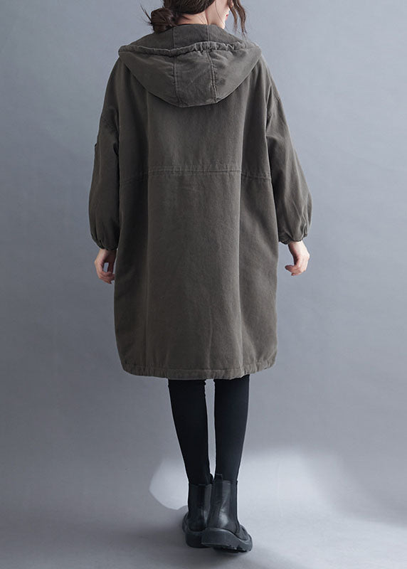 Elegant dame langermet kåpe med hette. Funksjonelle glidelåslommer gjør denne moderne vinterkåpen allsidig.