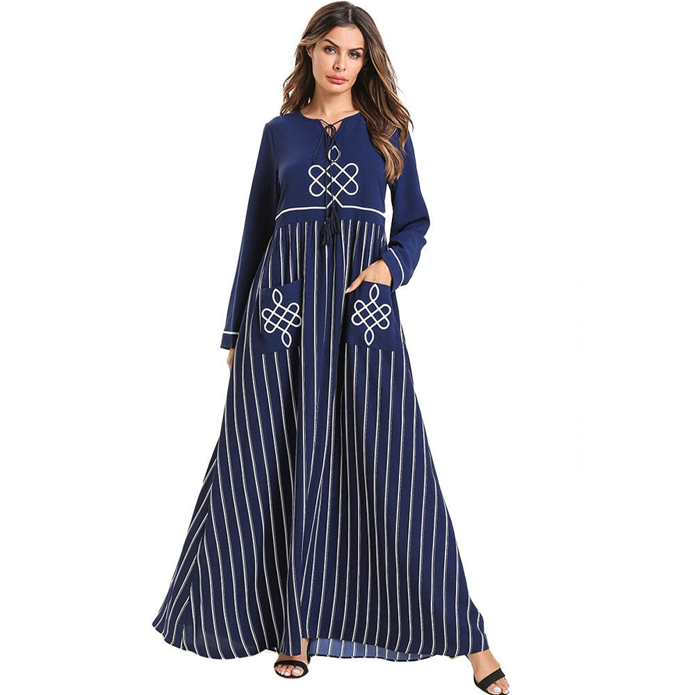 Dame langermet kaftan maxikjole. Komfortabel, løs passform for sommer og ferie. Elegant strandkjole.