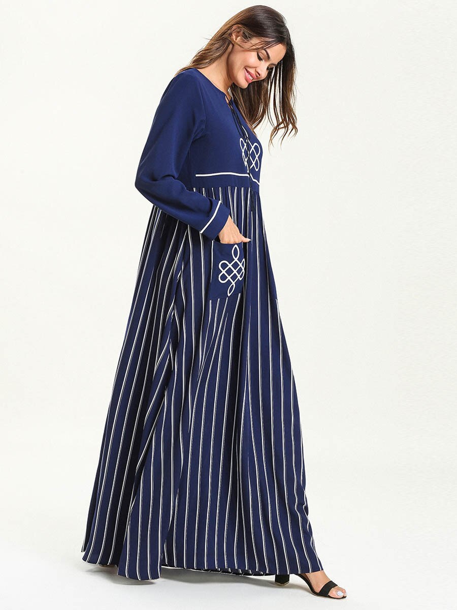 Komfortabel langermet kaftan maxikjole for dame. Løs og elegant passform, ideell som strand- eller feriekjole.