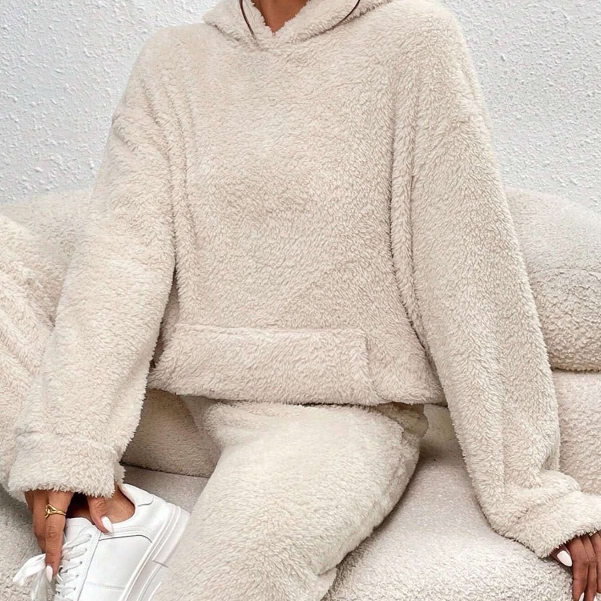 Koselig todelt dame loungewear sett i mykt stoff. Perfekt for avslapning hjemme.