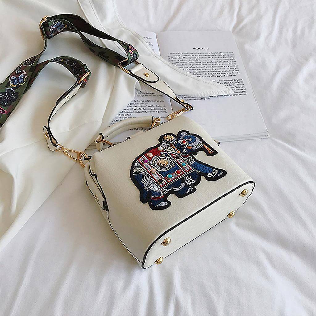Elegant dame crossbody veske med brodert mandala mønster, tidsriktig mote.