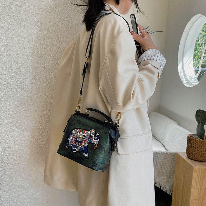 Trendy dameveske, skulderveske med brodert mandala, perfekt for din stil.