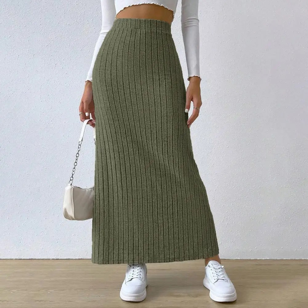 Langt dameskjørt med høy midje og moderne design, perfekt for sommerstil.
