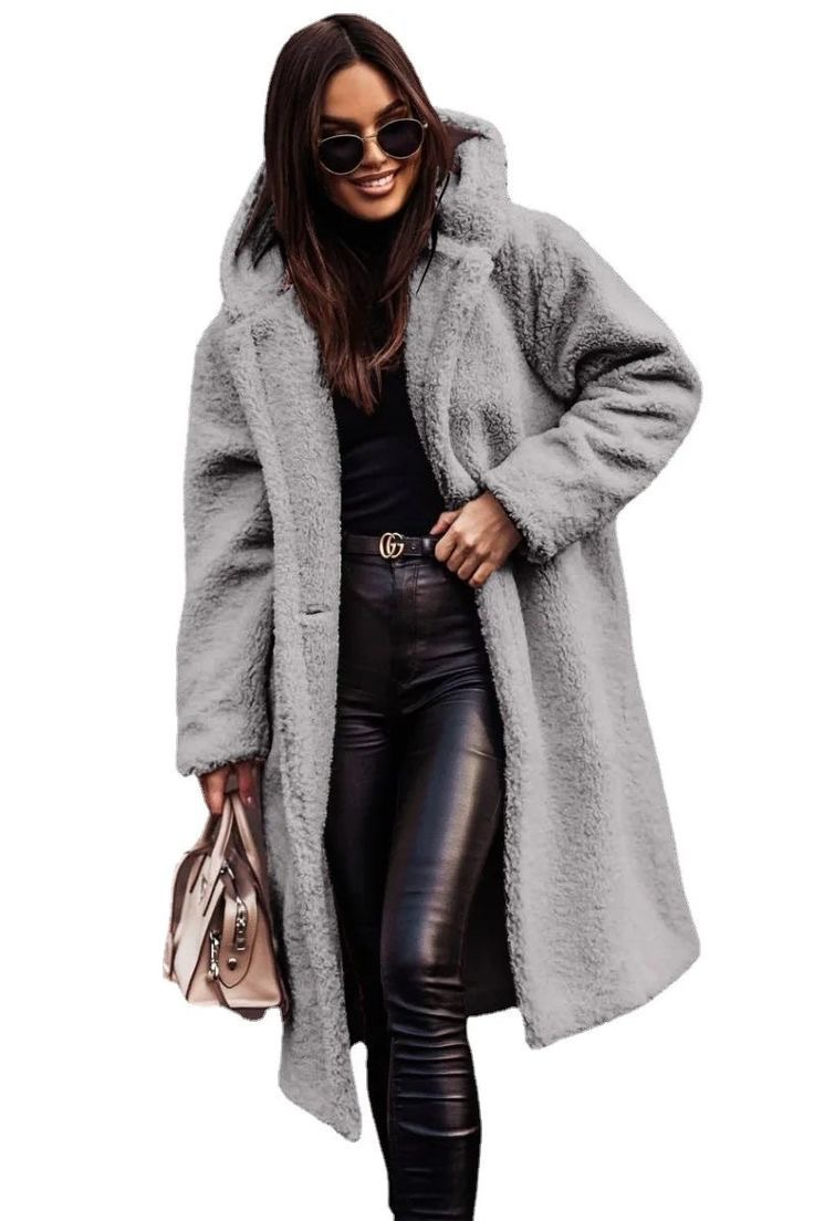 Trendy dame fuskepelsjakke, mellomlang og oversized. Perfekt som varm og elegant vinterjakke.
