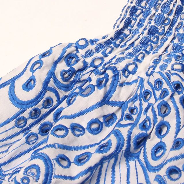 Mønstret dame minikjole i blått paisley. Rynket bandeau, perfekt som fest- eller strandkjole.