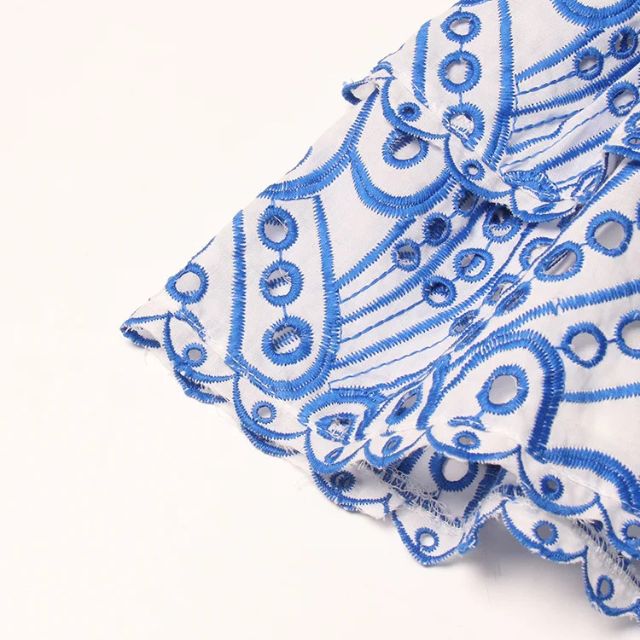 Elegant dame minikjole med rynket bandeau og blått paisley. Stilren festkjole.