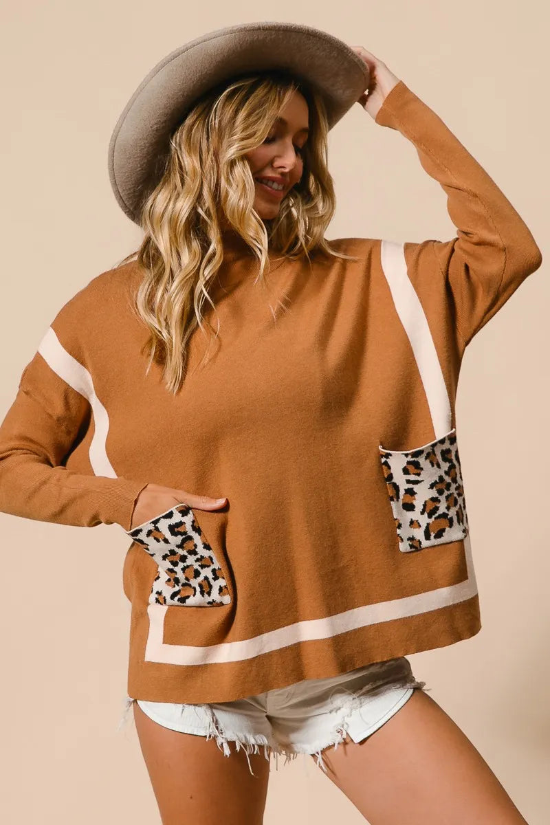 Varm høst-/vintergenser for kvinner med stilfull mock neck og trendy leopardlomme.