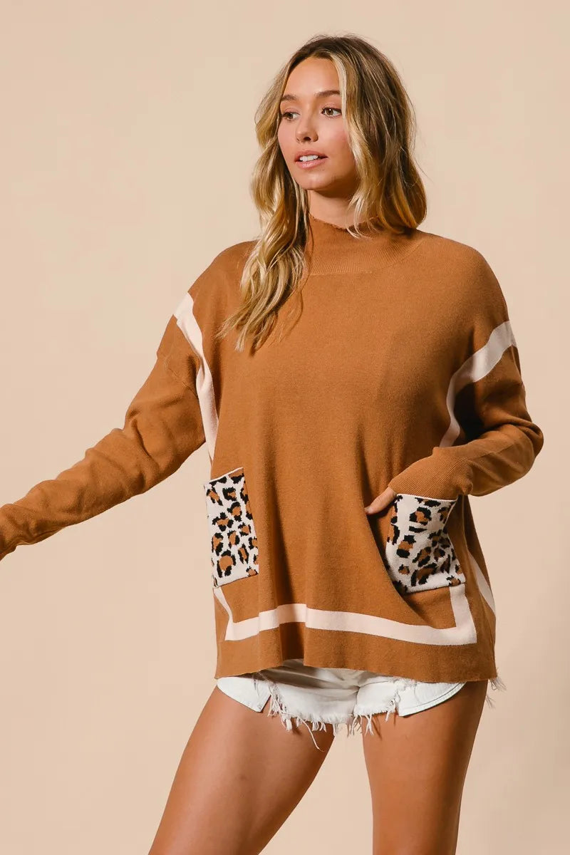 Damegenser med mock neck og leopardlomme, en komfortabel statement-genser for motebevisste.