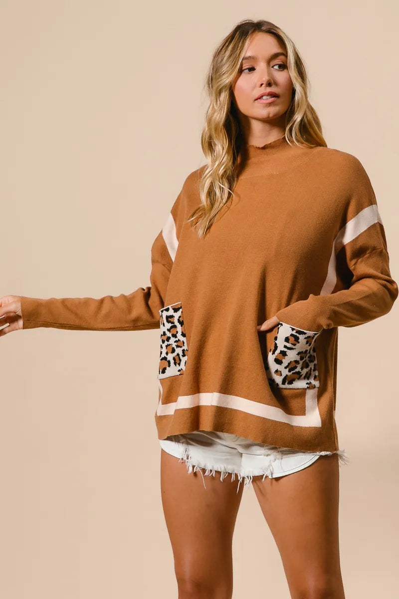 Komfortabel damegenser med elegant mock neck og moderne leopardlomme. Allsidig høst-/vintermote.